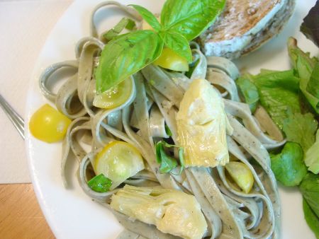 Spinach Fettuccine with Artichoke Sauce